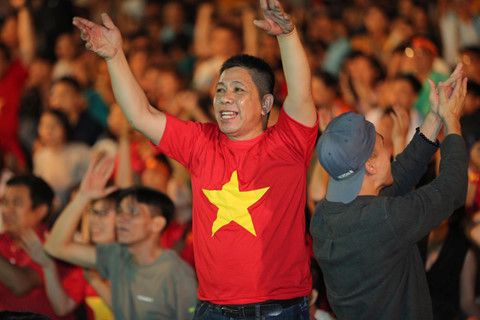 Tin được không, Việt Nam thắng rồi, đó là sự thật... Những câu nói đầy cảm xúc của người hâm mộ vang lên khắp nơi
