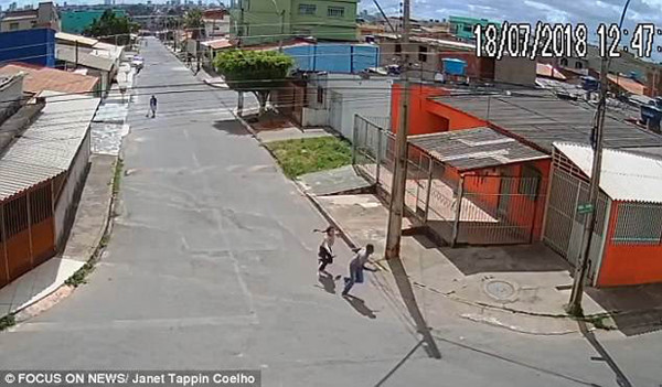 Cô gái tung chân tấn công tên cướp khi nhận thấy hắn sơ hở khiến tên cướp hoảng sợ bỏ chạy.