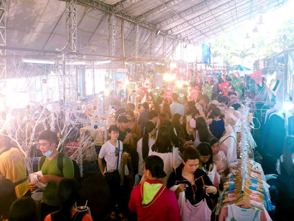 Không gian đông đúc của Hello Weekend.