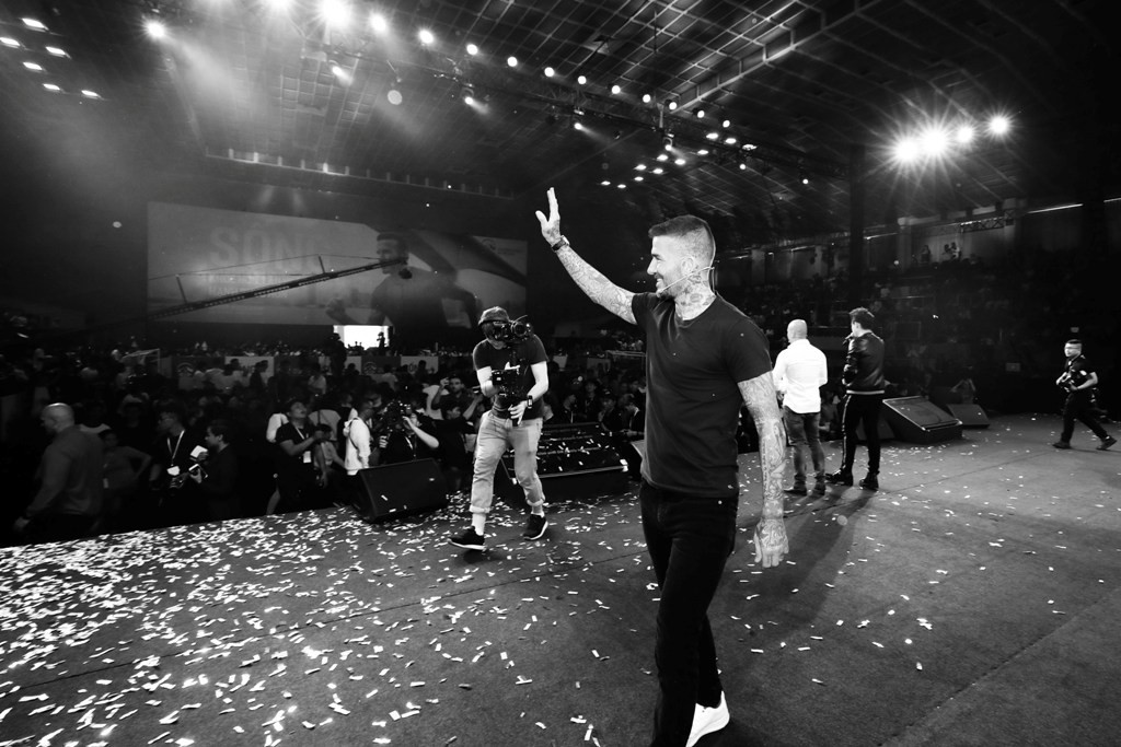 Đây cũng là lần đầu tiên người hâm mộ Việt Nam có cơ hội được trực tiếp gặp gỡ và tận mắt theo dõi kỹ năng điêu luyện của David Beckham với trái bóng.