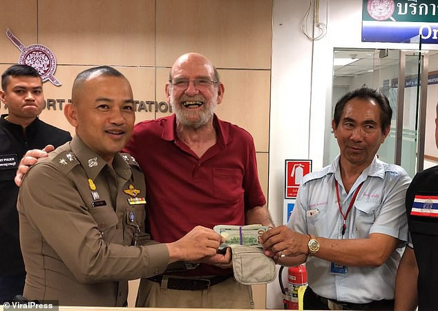 Vị khách người Mỹ hạnh phúc khi nhận lại khoản tiền của mình. Vị khách người Mỹ hạnh phúc khi nhận lại khoản tiền của mình.