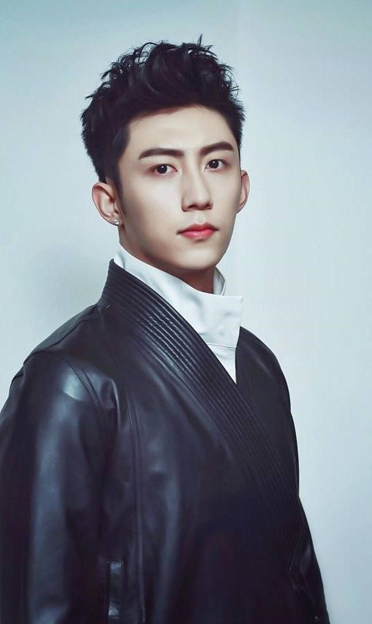 Hoàng Cảnh Du từng vướng scandal bạo hành.