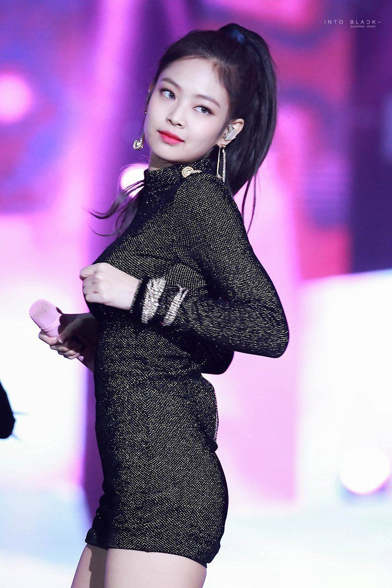 Bạn thân của Nayeon, Jennie (Black Pink) có gương mặt bầu bĩnh đáng yêu vô cùng. Dù không sở hữu khuôn mặt V-line đúng chuẩn, lại thêm hai má bánh bao phúng phính, nhưng Jennie vẫn được khen là nhìn dễ thương như em bé.