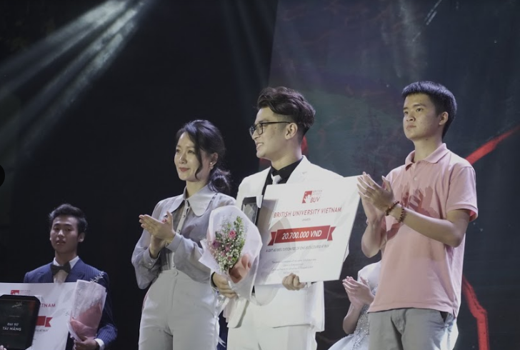 Các giải thưởng lần lượt được trao cho những tập thể, cá nhân xứng đáng.