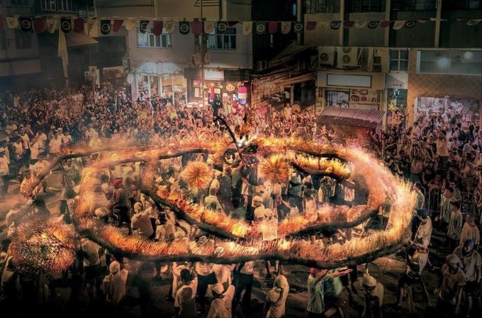Người dân Hong Kong cùng nhau hoà mình vào màn biểu diễn múa rồng lửa Tai Dragon Fire Dance trên phố. Người dân Hong Kong cùng nhau hoà mình vào màn biểu diễn múa rồng lửa Tai Dragon Fire Dance trên phố.
