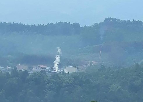 Nhà máy luyện chì vẫn hoạt động trước sự lo lắng của người dân. (Ảnh: VOV)