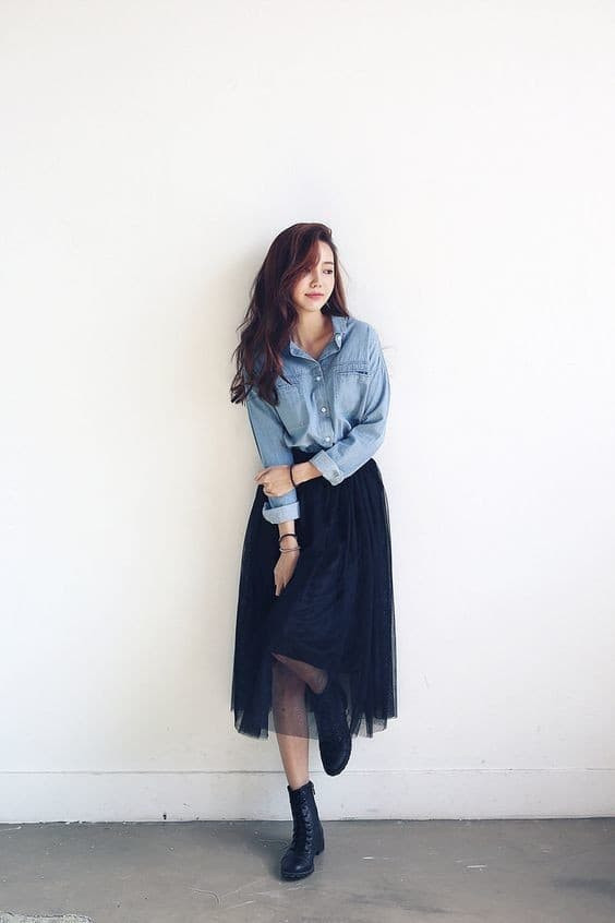 Chất liệu dường như chỉ dành cho mùa Hè nay có thể thoải mái diện trong thời tiết Thu - Đông khi những lớp vải mỏng được kết lại với nhau tạo độ bồng bềnh, xinh xắn. Vì thế mà chiếc váy này được mệnh danh với cái tên “váy công chúa”. Vốn có sự cầu kỳ nên trang phục mix cùng cũng được đưa về sự tối giản. Một đôi boost cao cổ sẽ là điểm cộng cho phong cách này.