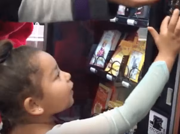 Một em học sinh đang chọn sách. 