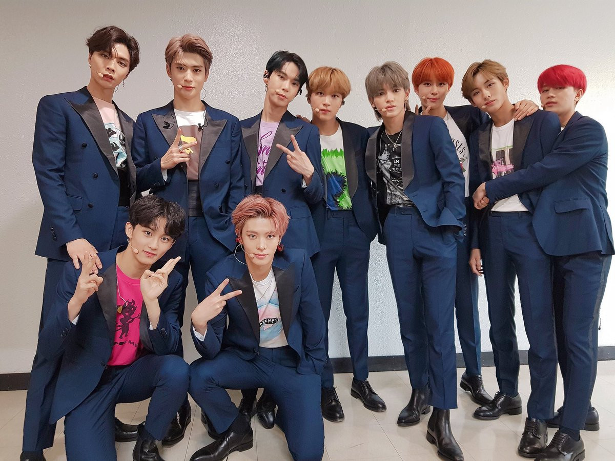 Rất may là theo thời gian, NCT trưởng thành hơn và các stylist của nhóm cũng vậy. Họ không còn bắt nhóm làm người mẫu thử nghiệm những phong cách thời trang chẳng giống ai nữa rồi. NCT giờ đây được mặc đồ đơn giản, nhưng đẹp hơn rất nhiều.