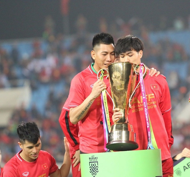 Công Phượng cẩn thận "soi" chiếc cup vô địch sau trận chung kết khiến nhiều người bật cười.