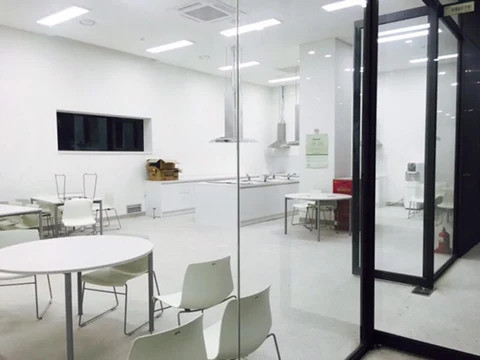 Ngoài phòng riêng để nghỉ ngơi, học tập, sinh viên còn được sử dụng không gian chung theo từng tầng. Tại đây, họ có thể chuyện trò hoặc cùng nhau nấu ăn tại khu bếp rộng rãi.