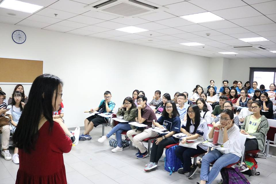 Các bạn teen hào hứng với lớp học cùng chị Mai Hà