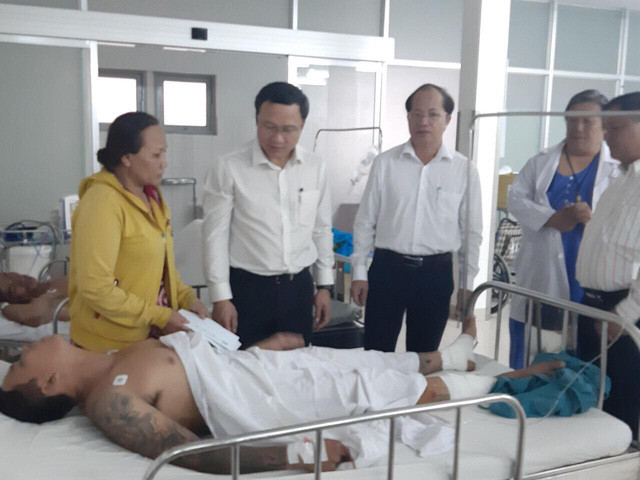 Ông Khuất Việt Hùng - Phó Chủ tịch Chuyên trách Ủy ban ATGT Quốc gia, cũng đã đến thăm hỏi 4 nạn nhân đang điều trị tại BV Đa khoa Long An.