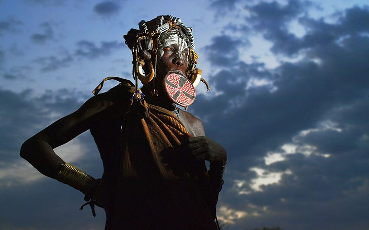 Phụ nữ tộc người Mursi ở Ethiopia muốn đẹp thì phải nong môi bằng một cái đĩa càng lớn càng tốt.