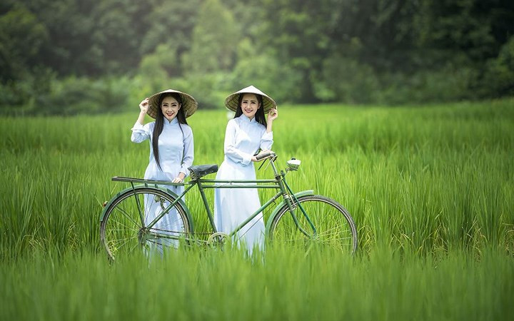 Còn phụ nữ Việt Nam thì theo đuổi chuẩn mực “nhất dáng, nhì da”, phải trắng nuột nà, tóc dài và mắt to.