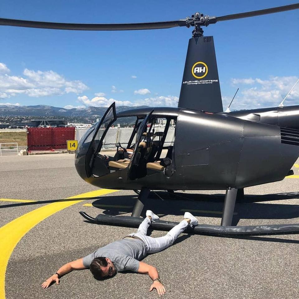 Vấp té như thật.