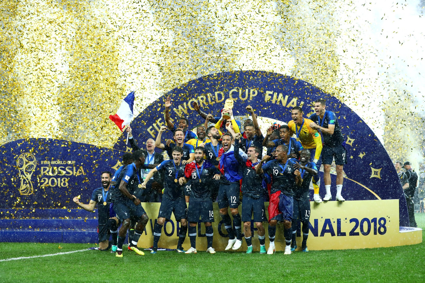 Họ đã gắn thêm một ngôi sao thứ 2 lên ngực áo.