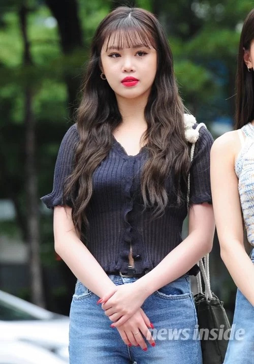 Soojin ((G)-IDLE) rạng rỡ và xinh tươi với áo cardigan mở khuy cùng quần jeans.