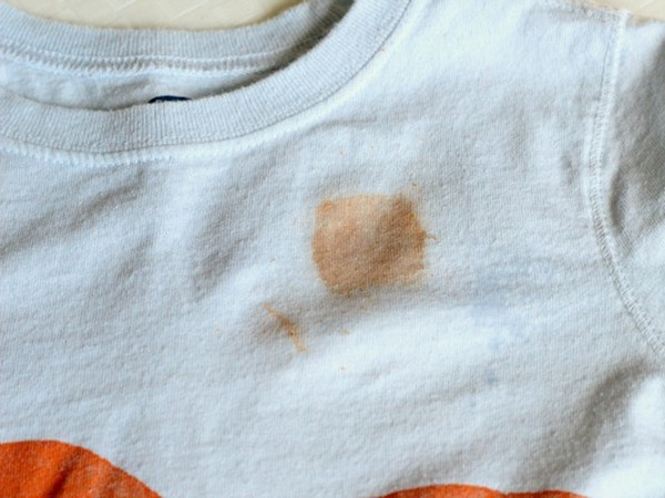 Quần áo quá cũ hoặc nhiều vết bẩn không tẩy được thì cũng không nên giữ nữa, nếu không thực sự cần.