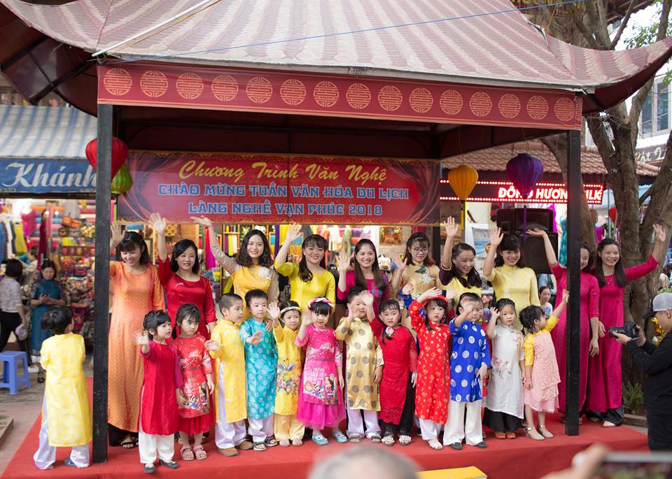 Tiết mục trình diễn áo lụa của cô và trò trường Mầm Non Vạn Phúc.