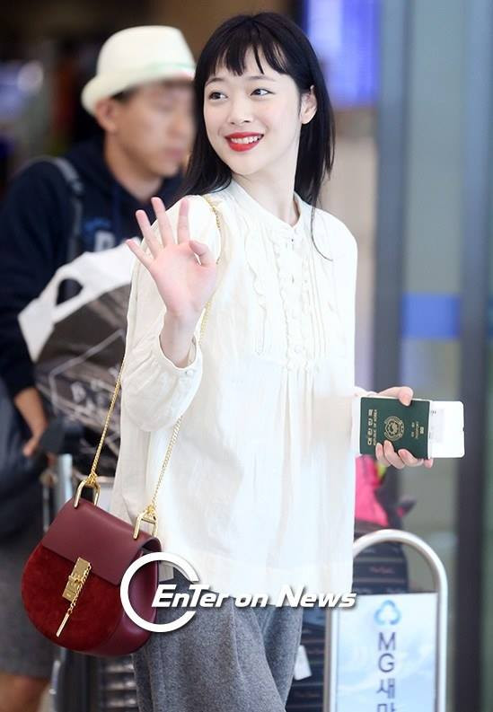 Trước đây, Sulli đã thường xuyên khiến khán giả giật mình khi sẵn sàng thử thách nhan sắc bản thân với những kiểu tóc cực kén khuôn mặt. Lúc thì để tóc mái lởm chởm như thế này.