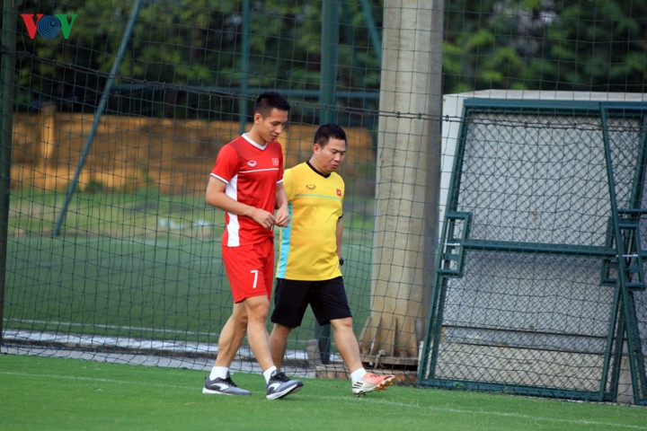 Hùng Dũng phải tập riêng vì anh gặp phải chấn thương sau trận đấu với ĐT Philippines. Vào lúc 19h30 ngày 6/12 tới, ĐT Việt Nam sẽ tiếp đón ĐT Philippines trong khuôn khổ bán kết lượt về AFF Cup 2018 trên sân vận động Quốc gia Mỹ Đình.