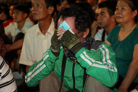 Bác tài xế Grab lớn tuổi này đã không thể cầm được nước mắt khi Việt Nam thắng Jordan Ảnh: KHẢ HÒA.