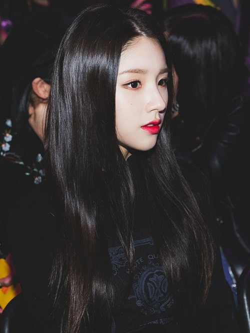 Nhìn chính diện, Hee Jin đã xinh đẹp lắm rồi nhưng khi nhìn nghiêng, Hee Jin còn thu hút hơn. Cô nàng sở hữu chiếc mũi đẹp đến bất ngờ.