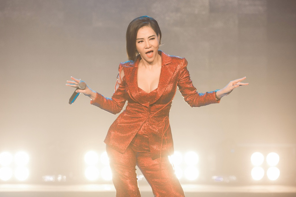 Sau khi thể hiện xong bản solo Cô ấy sẽ không yêu anh như em, Thu Minh đã làm nổ tung không khí phấn khích của khán giả khi yêu cầu toàn bộ khán phòng đứng lên để cùng chị hòa giọng trong bài hit Đường cong. Chị cũng xuống tận các hàng ghế của khán giả để cùng cháy trong ca khúc sôi động này.