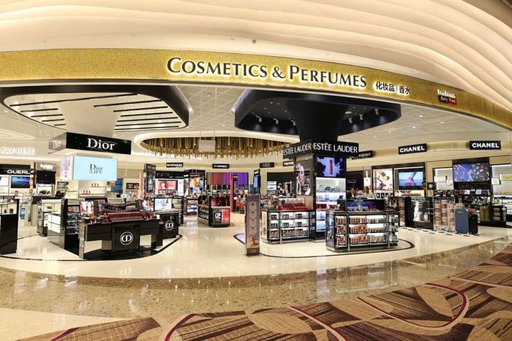 Cửa hàng miễn thuế với nội thất tuyệt đẹp.