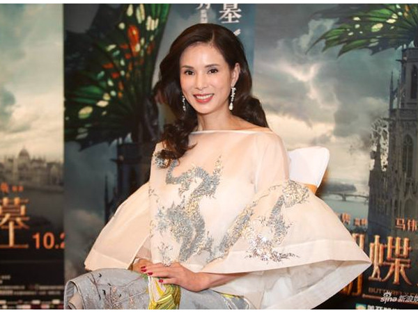 Lý Nhược Đồng vẫn xinh đẹp bất chất tuổi tác.