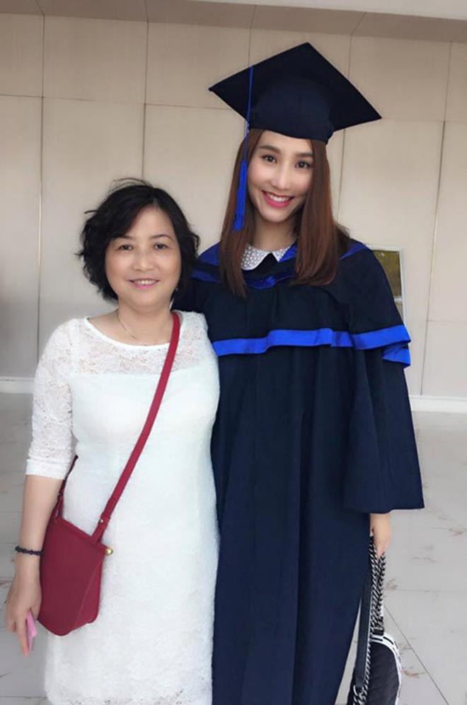 Những khoảnh khắc đặc biệt trong cuộc đời của Diễm My luôn có hình bóng của mẹ.