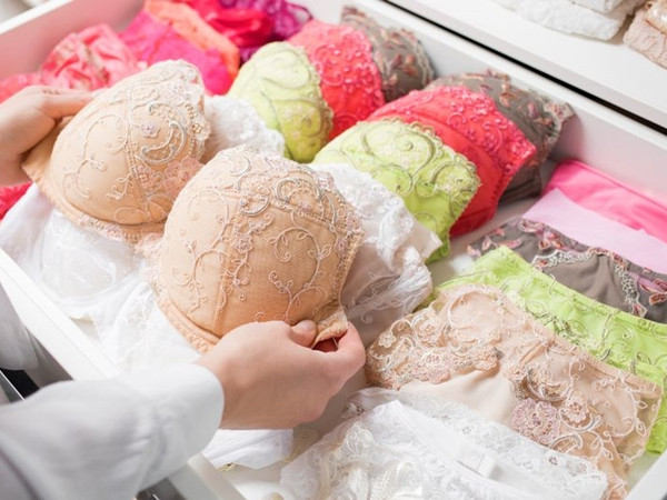 Áo chíp cần được treo lên mắc cho thoáng thay vì xếp lớp trong ngăn kéo bạn nhé.