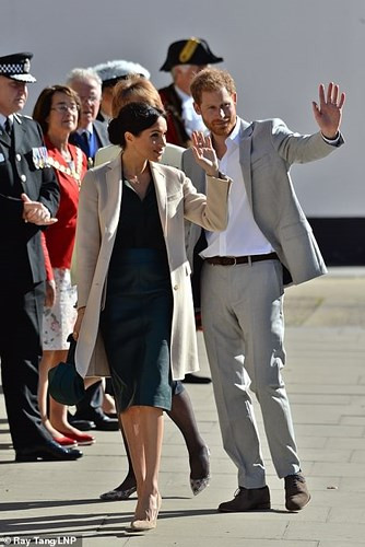 Vợ chồng Công tước xứ Sussex rạng ngời sánh bước vẫy tay chào người dân.