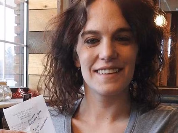Cô Danielle Franzoni.