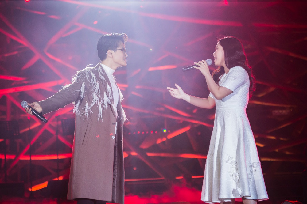 Với dàn đồng ca "khủng" là chính những khán giả trong đêm nhạc, bản hit Tháng tư là lời nói dối của em trở nên ấn tượng trong màn song ca của Hà Anh Tuấn và Thùy Chi.