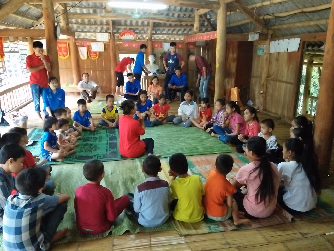 TNV giao lưu cùng các bạn nhỏ trong xã.