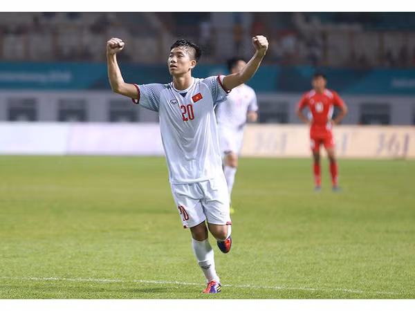 Cầu thủ SLNA ăn mừng sau khi ghi bàn giúp nâng tỷ số dẫn trước cho đội nhà lên 2-0.