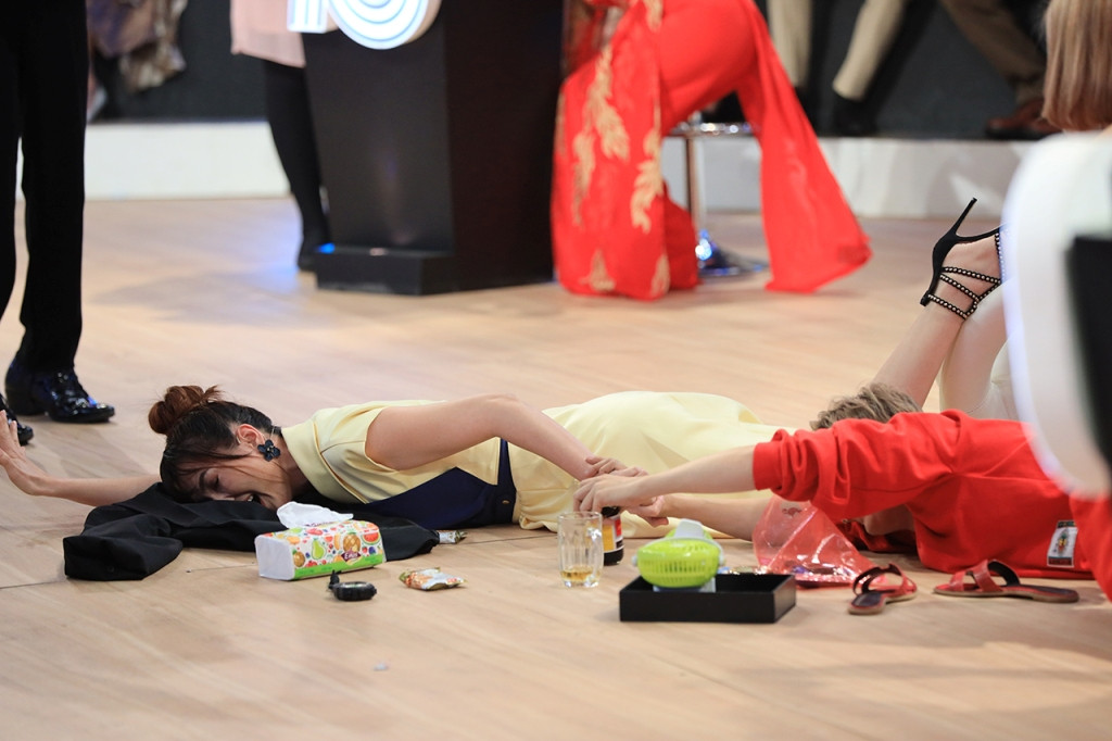 Bà mẹ một con Anh Thư cũng lầy lội chẳng kém khi bất chấp áo váy, nằm sõng sượi giữa sân khấu trong sự khoái chí của các đồng nghiệp.