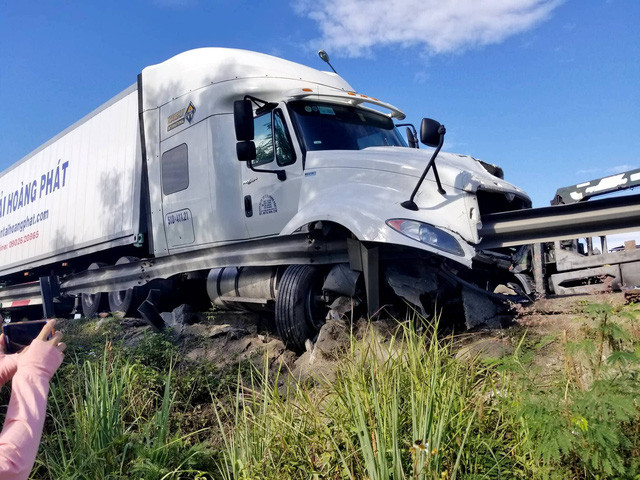 Đầu xe tải tông vào hộ lan can bên phải.