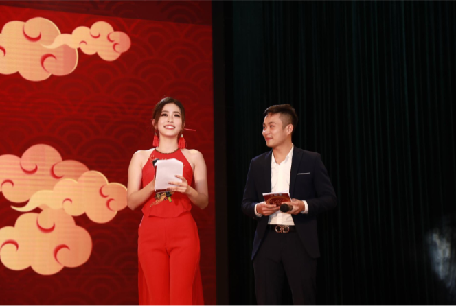 Á hậu Bùi Phương Nga khiến khán giả bất ngờ khi xuất hiện với vài trò MC của dạ hội.