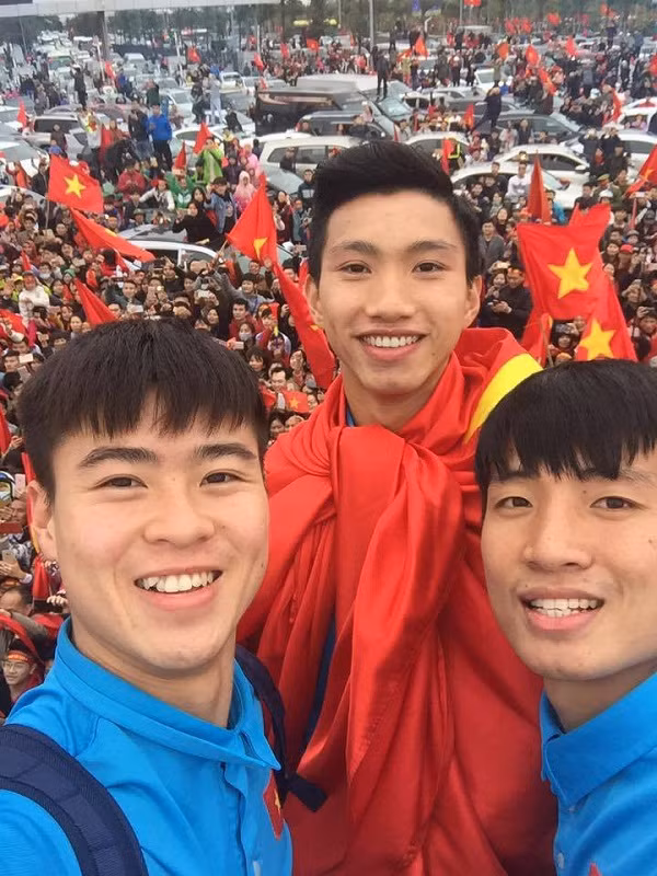 Đoàn Văn Hậu được coi là em út khủng long của Đội tuyển Việt Nam