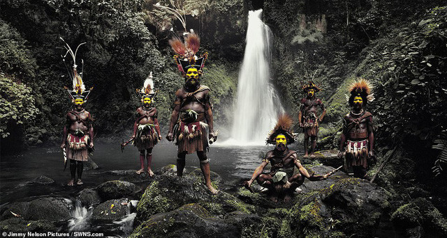 Bộ tộc Huli sinh sống ở Papua New Guinea (một quốc gia ở Châu Đại Dương) có dân số vào khoảng 65.000 người. Họ đã sống ở đây từ hàng ngàn năm với nền văn hóa lâu đời. Người Huli hầu như không tiếp xúc với thế giới bên ngoài cho tới tận giữa thế kỷ 19.