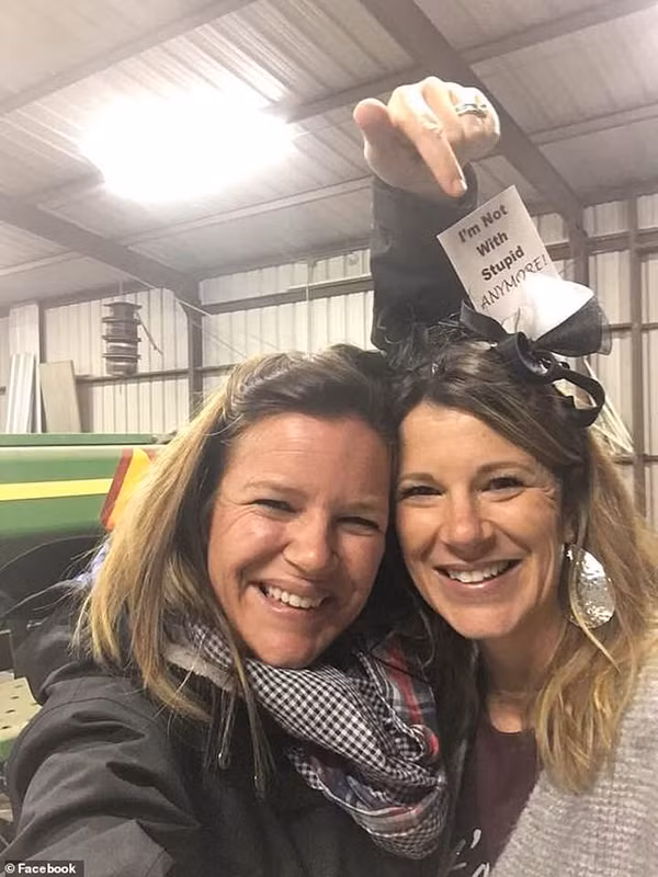 Kimberly (phải) ăn mừng trong bữa tiệc.