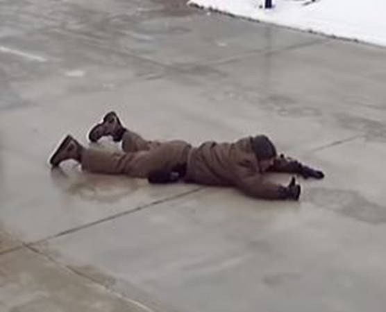 Tuy còn chưa đứng dậy được nhưng người giao hàng vẫn vui vẻ giơ ngón tay cái.