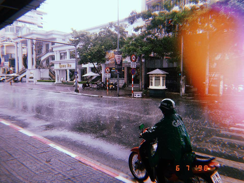 Nếu theo dự báo của Trung tâm Khí tượng thủy văn, phải đến ngày mai thì cơn mưa này mới