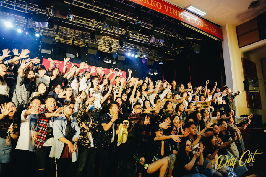 Đêm gala khép lại bằng tiết mục hát tập thể với bài hát We all in this together, các sinh viên đã rủ bỏ khoảng cách của sự ngại ngùng, cùng nhau hòa làm một, ngân vang tiếng hát.