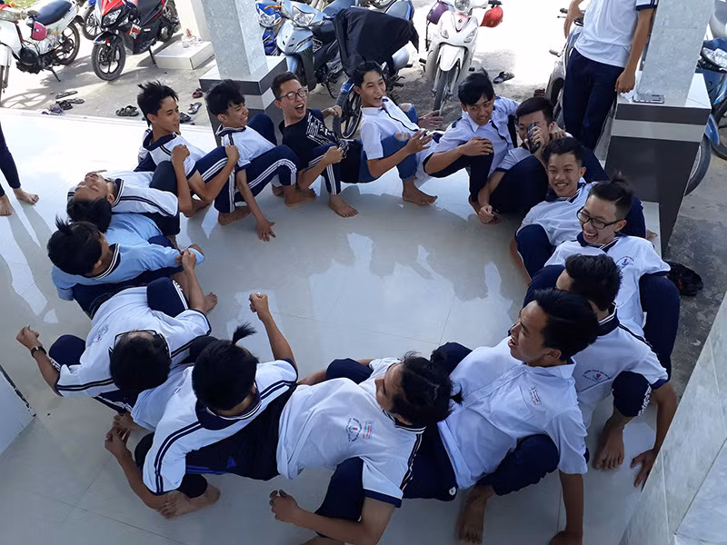 Nhiều thành viên của lớp học cũng có thể cùng nhau thực hiện để tạo thành vòng tròn to. (Ảnh: Lâm Trọng Nghĩa)