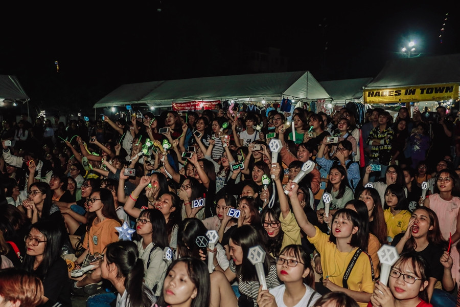 Đêm Chung kết hoành tráng ngập tràn lightstick, banner và vang tiếng fanchant.