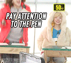 Nhìn Sunny (SNSD) mà xem. Mắt tinh chân nhạy, chỉ là cây bút đang lăn xuống thôi mà Sunny đã đưa chân hất nó lên bàn trở lại, không hề phải cúi người nhặt.